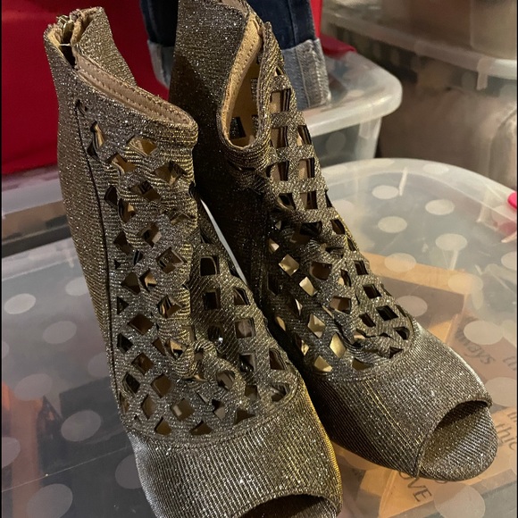 Women’s Heels - Picture 2 of 7